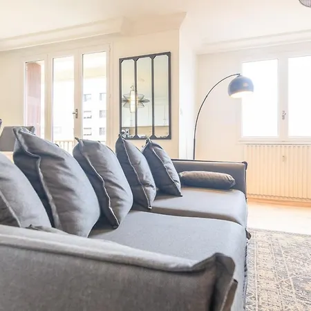 Magnificent Apartment, 4 Bedrooms, Fiber Wifi アパート