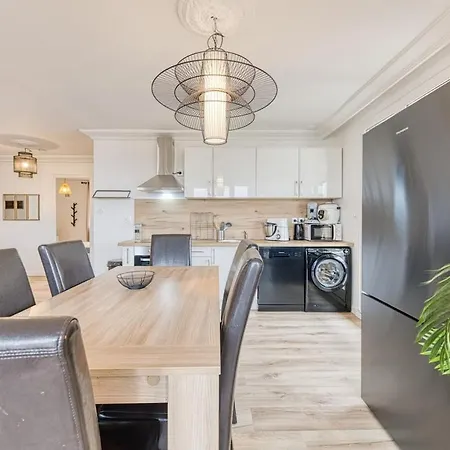 Magnificent Apartment, 4 Bedrooms, Fiber Wifi Lägenhet *