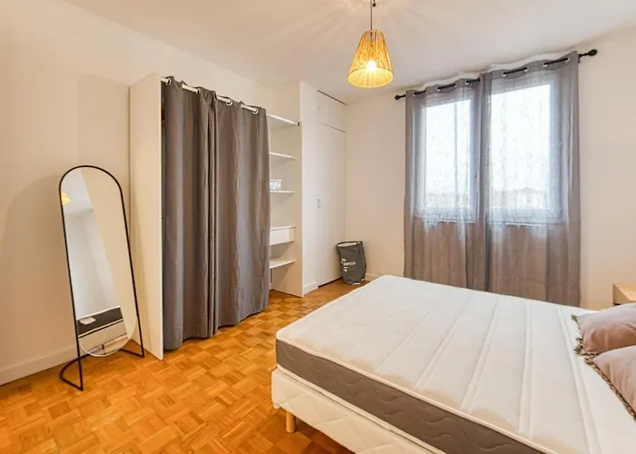 Magnificent Apartment, 4 Bedrooms, Fiber Wifi גרנובל