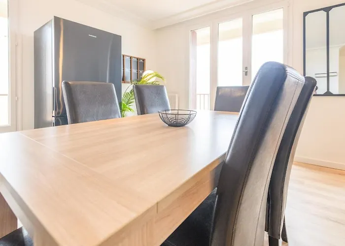 Magnificent Apartment, 4 Bedrooms, Fiber Wifi גרנובל