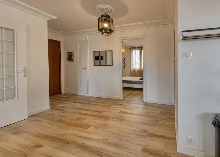 Magnificent Apartment, 4 Bedrooms, Fiber Wifi גרנובל